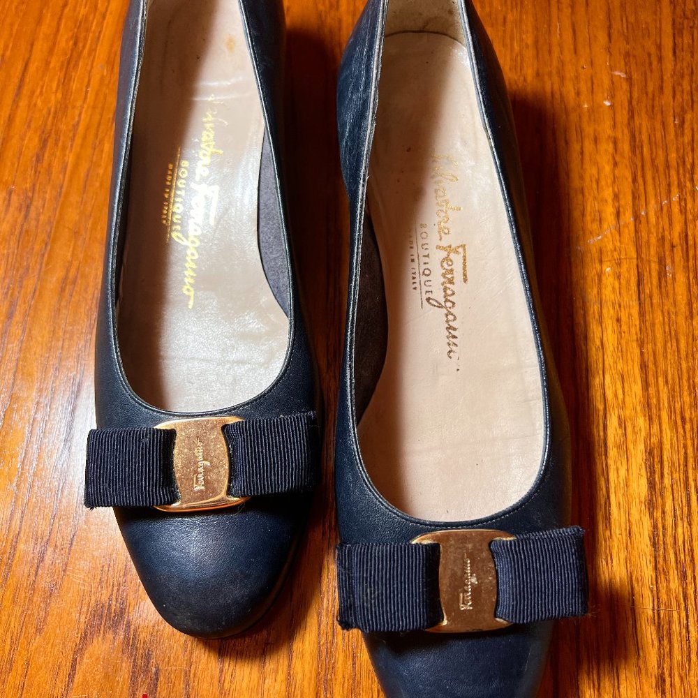 Salvatore Ferragamo Vara Bow Navy shoe 7.5 - Picture 2 of 5